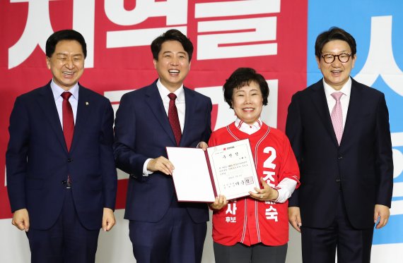 조배숙 국민의힘 전북도지사 후보가 6일 국회의원회관에서 열린 '제8회 동시지방선거 광역단체장 후보 공천장 수여식'에서 공천장을 받고 있다. (공동취재)2022.5.6/뉴스1 © News1 허경 기자