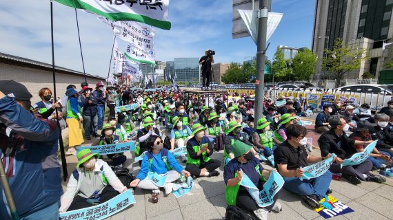 7일 오후 서울 종로구 통의동 대통령직 인수위원회 인근에서 민주노총 공공운수노조가 '5.7 공공운수노조 집중결의대회'를 열고 구호를 외치고 있다. 22.05.07/뉴스1 © News1 이비슬 기자