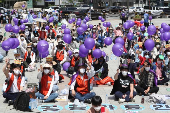 공공운수노조 의료연대본부 관계자들이 7일 서울 종로구 보신각 앞에서 '5월 12일 국제간호사의 날 기념 문화재 간호사가 나타났다'를 진행하며 구호를 외치고 있다. 이날 이들은 간호사 1인당 환자수 법제화가 담긴 간호인력인권법 제정을 촉구했다. 2022.5.7/뉴스1 © News1 이성철 기자