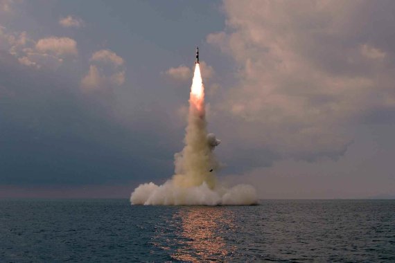 작년 북한이 '8.24 영웅함'에서 잠수함발사탄도미사일(SLBM)을 시험발사했다면서 공개한 사진. 당시 김정은 노동당 총비서는 참관하지 않았다. 사진=노동신문 캡처