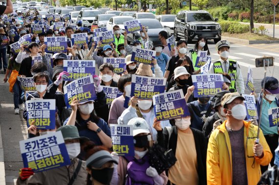 '촛불승리!전환행동'과 '대통령 집무실 이전 반대 공동행동' 회원들이 7일 서울 용산미군기지 13번 게이트 앞에서 대통령 집무실 이전을 규탄하며 윤석열 대통령 당선인이 거주 중인 서초동을 향해 걷고 있다. 2022.5.7/뉴스1 © News1 조태형 기자