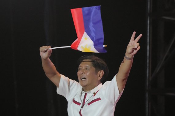 지난 7일 필리핀 마닐라에서 페르디난드 마르코스 주니어 전 상원의원이 필리핀 국기를 흔들며 마지막 대선 선거운동을 마치고 있다.AP뉴시스