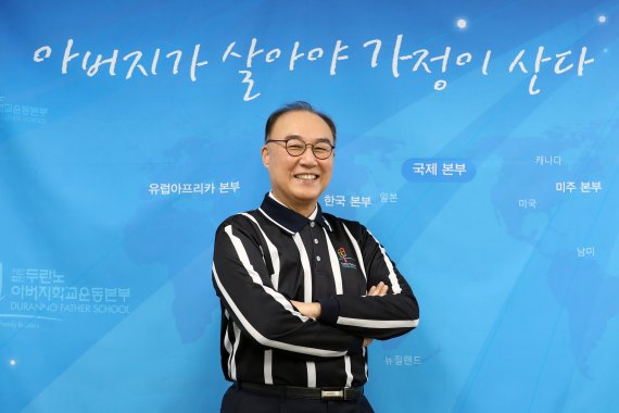 [서울=뉴시스] 박진희 기자 = 최성완(온누리교회 장로) (사)두란노아버지학교운동본부 신임 이사장이 지난 1일 서울 서초구 두란노아버지학교 사무실에서 뉴시스와 인터뷰 하고 있다. 두란노아버지학교는 1995년 10월 두란노서원에서 가정에서 올바른 아버지상을 추구하며 실추된 아버지의 권위를 회복시켜 세상을 변화시키자는 취지에서 출범했다. 2022.05.07. pak7130@newsis.com