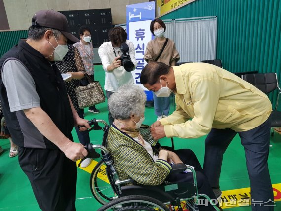 이재준 고양시장 후보 카네이션 달아드리기. 사진제공=이재준 후보 캠프