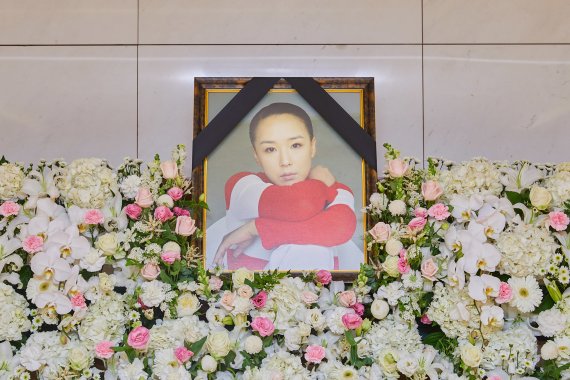 한국 영화의 큰 별 故 강수연의 빈소가 8일 삼성서울병원 장례식장에 마련됐다. .(강수연 배우 장례위원회 제공)2022.5.8/뉴스1 /사진=뉴스1
