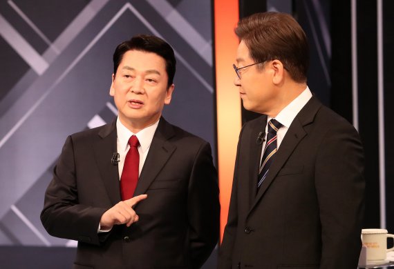 안철수 대통령직인수위원장(왼쪽)과 이재명 더불어민주당 상임고문/뉴스1 © News1 이동해 기자 /사진=뉴스1