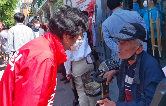 김경희 국민의힘 이천시장 후보가 한 어르신과 이야기를 나누고 있다.(후보측 제공) © News1