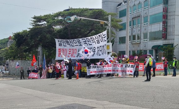 [양산=뉴시스] 안지율 기자 = 경남 양산시 애국시민(민초)과 온나라 대한민국 애국단체 연합은 8일 오후 양산 통도사 환타지아 주차장 입구에서 문재인 대통령 귀향 반대 등을 주장하며 집회를 벌이고 있다. (사진=양산뉴스파크 제공) 2022.05.08. photo@newsis.com *재판매 및 DB 금지