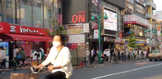 일본 도쿄 신주쿠구 신오쿠보 거리가 '일본 속 한류 성지'로 부상했다. 지난 6일 일본 신오쿠보 거리의 모습. 사진=조은효 특파원