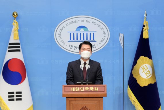 [서울=뉴시스] 전진환 기자 = 안철수 전 대통령직인수위원장이 8일 오후 서울 여의도 국회 소통관에서 경기 성남 분당갑 보궐선거 출마 선언 기자회견을 하고 있다. (공동취재사진) 2022.05.08. photo@newsis.com
