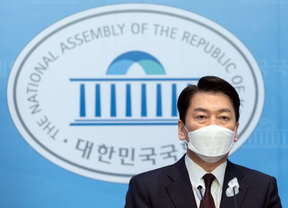 [서울=뉴시스] 전진환 기자 = 안철수 전 대통령직인수위원장이 8일 오후 서울 여의도 국회 소통관에서 경기 성남 분당갑 보궐선거 출마 선언 기자회견을 하고 있다. (공동취재사진) 2022.05.08. photo@newsis.com