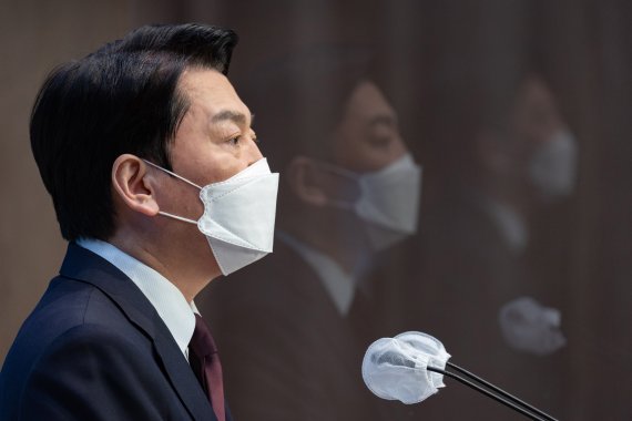 [서울=뉴시스] 전진환 기자 = 안철수 전 대통령직인수위원장이 8일 오후 서울 여의도 국회 소통관에서 경기 성남 분당갑 보궐선거 출마 선언 기자회견을 하고 있다. (공동취재사진) 2022.05.08. photo@newsis.com