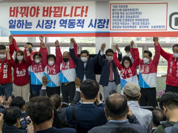 이상일 국민의힘 용인시장 후보가 8일 박주선 대통령취임준비위원장, 김은혜 경기도지사후보 등 1000여명이 참석한 가운데 선거사무소를 개소했다.(후보측 제공) © News1