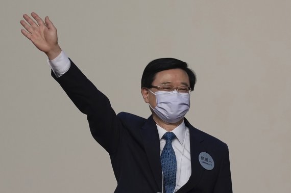 China parabeniza o presidente-executivo de Hong Kong, John Lee