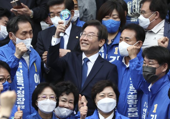 인천 계양을 국회의원 보궐선거에 나서는 이재명 더불어민주당 상임고문이 8일 인천 계양산 야외공연장에서 열린 출마 선언 기자회견에서 지지를 호소하고 있다. (공동취재) © News1 이재명 기자 /사진=뉴스1