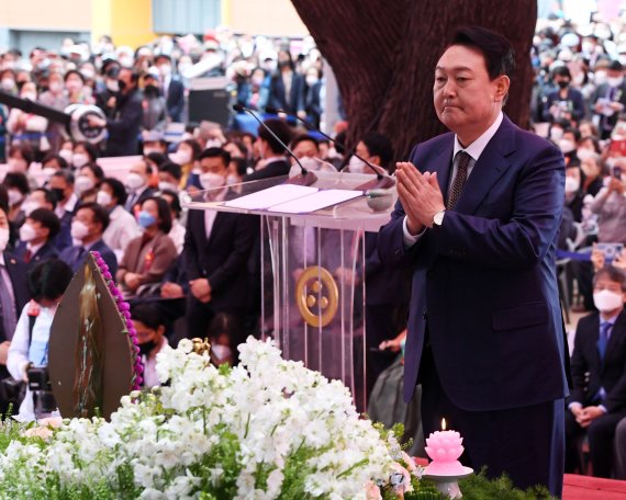 [서울=뉴시스] 인수위사진기자단 = 윤석열 대통령 당선인이 8일 오전 서울 종로구 조계사에서 열린 '불기2566년 부처님 오신날 법요식'에 참석해 헌촉한 뒤 합장하고 있다. 2022.05.08. photo@newsis.com