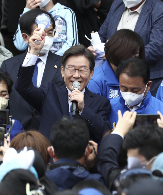 [서울=뉴시스] 국회사진기자단 = 이재명 더불어민주당 상임고문이 8일 인천 계양산 야외공연장에서 국회의원 보궐선거(인천 계양을) 출마 기자회견을 하며 지지를 호소하고 있다. 2022.05.08. photo@newsis.com