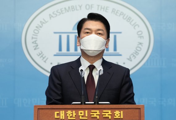 [서울=뉴시스] 전진환 기자 = 안철수 전 대통령직인수위원장이 8일 오후 서울 여의도 국회 소통관에서 경기 성남 분당갑 보궐선거 출마 선언 기자회견을 하고 있다. (공동취재사진) 2022.05.08. photo@newsis.com