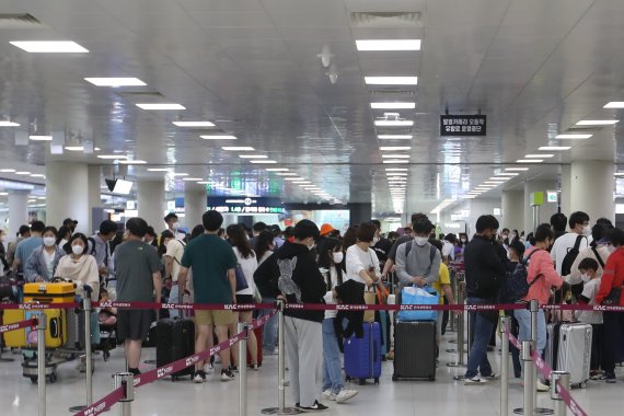 [제주=뉴시스] 양영전 기자 = 징검다리 연휴 마지막 날인 8일 오후 제주국제공항 3층 출발장 탑승권 발권 데스크 앞에서 승객들이 차례를 기다리고 있다. 제주도관광협회는 지난 4일부터 이날까지 닷새간 연휴 동안 20만여명이 제주를 찾을 것으로 예상했다. 2022.05.08. 0jeoni@newsis.com