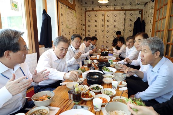 문재인 대통령이 취임 2주년을 맞아 서울 종로구 삼청동 한 음식점에서 노영민 대통령비서실장을 비롯한 수석 보좌진과 점심 식사를 하고 있다. (청와대 제공) 2019.5.10/뉴스1