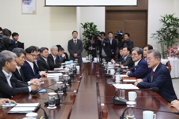 문재인 대통령이 청와대 여민관에서 수석보좌관 회의를 주재하고 있다. (청와대 제공) 2019.1.14/뉴스1