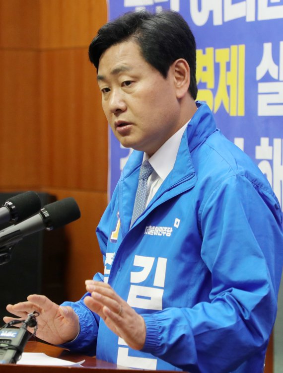 더불어민주당 김관영 전북도지사 예비후보가 9일 전북도의회에서 선대위 구성에 대해 설명하고 있다. /사진=뉴스1