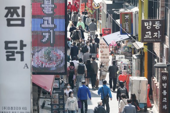 사회적 거리두기 조치가 전면 해제된 후 서울 중구 명동 먹자골목이 나들이를 나온 시민들로 북적이고 있다. 2022.4.17/뉴스1 © News1