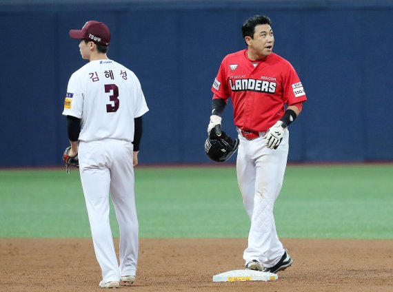 7일 오후 서울 구로구 고척스카이돔에서 열린 '프로야구 2021 신한은행 SOL KBO리그' SSG 랜더스와 키움 히어로즈의 경기에서 3회초 2아웃 1루상황 1루주자 SSG 김강민이 도루 성공으로 2루 베이스에 안착해 있다. 2021.7.7/뉴스1 © News1 박세연 기자