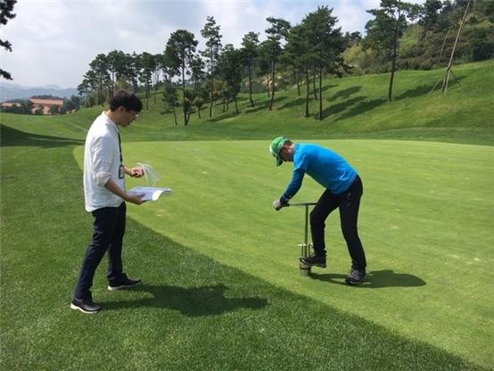 전북보건환경연구원이 도내 골프장을 대상으로 농약 잔류 검사하는 모습.