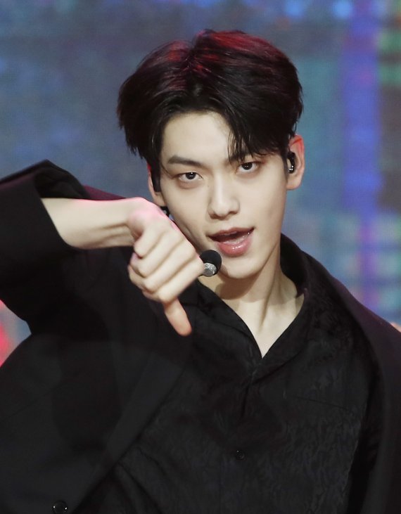 투모로우바이투게더(투바투, TXT) 수빈이 9일 오후 서울 광진구 예스24라이브홀에서 가진 미니 4집 ‘minisode 2: Thursday's Child’ 쇼케이스에서 신곡을 선보이고 있다. 이번 앨범에는 타이틀곡 ‘Good Boy Gone Bad’를 비롯해 ‘Opening Sequence’, ‘Trust Fund Baby’, ‘Lonely Boy (네 번째 손가락 위 타투)’와 ‘Thursday’s Child Has Far To Go’까지 이별 후 다양한 형태의 감정선이 짙게 스며든 총 5개의 트랙이 수록됐다. 2022.5.9/