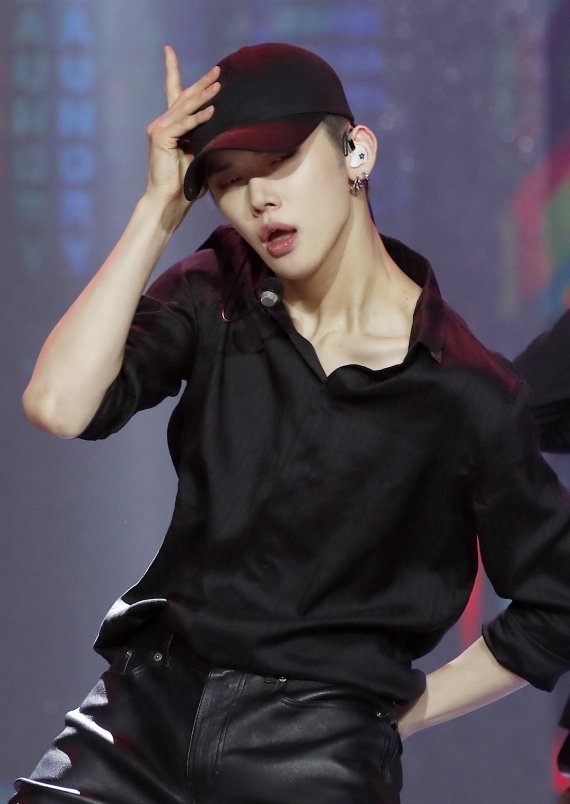 투모로우바이투게더(투바투, TXT) 연준이 9일 오후 서울 광진구 예스24라이브홀에서 가진 미니 4집 ‘minisode 2: Thursday's Child’ 쇼케이스에서 신곡을 선보이고 있다. 이번 앨범에는 타이틀곡 ‘Good Boy Gone Bad’를 비롯해 ‘Opening Sequence’, ‘Trust Fund Baby’, ‘Lonely Boy (네 번째 손가락 위 타투)’와 ‘Thursday’s Child Has Far To Go’까지 이별 후 다양한 형태의 감정선이 짙게 스며든 총 5개의 트랙이 수록됐다. 2022.5.9/