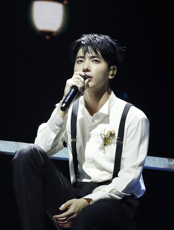 투모로우바이투게더(투바투, TXT) 태현이 9일 오후 서울 광진구 예스24라이브홀에서 가진 미니 4집 ‘minisode 2: Thursday's Child’ 쇼케이스에서 신곡을 선보이고 있다. 이번 앨범에는 타이틀곡 ‘Good Boy Gone Bad’를 비롯해 ‘Opening Sequence’, ‘Trust Fund Baby’, ‘Lonely Boy (네 번째 손가락 위 타투)’와 ‘Thursday’s Child Has Far To Go’까지 이별 후 다양한 형태의 감정선이 짙게 스며든 총 5개의 트랙이 수록됐다. 2022.5.9/