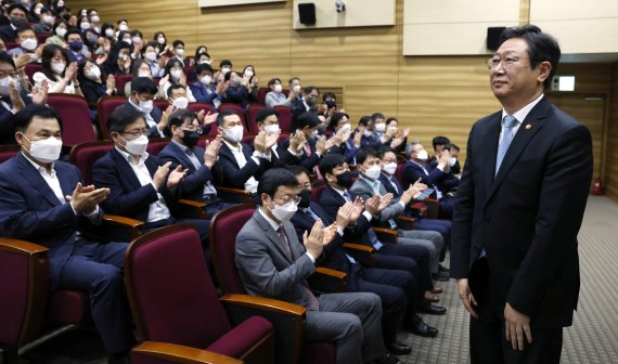 [서울=뉴시스] 황희 문화체육관광부 장관이 9일 세종시 정부세종청사 15동 대강당에서 열린 이임식에서 직원들에게 인사 하고 있다. (사진=문화체육관광부 제공) 2022.05.09. photo@newsis.com *재판매 및 DB 금지