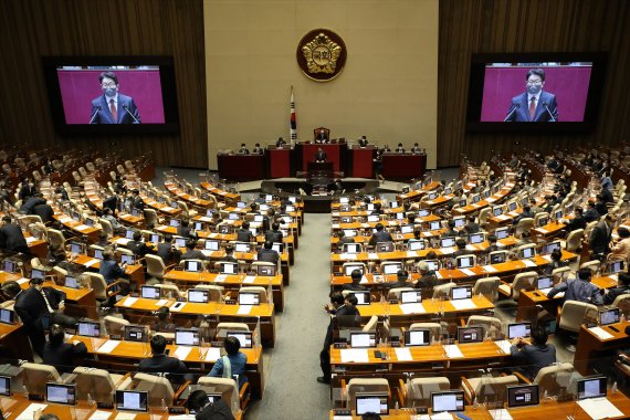 권성동 국민의힘 원내대표가 27일 서울 여의도 국회에서 ‘검수완박(검찰 수사·기소권 분리)' 법안 처리를 위해 열린 본회의에서 무제한 토론(필리버스터)을 하고 있다. (공동취재) 2022.4.27/뉴스1 © News1 유승관 기자