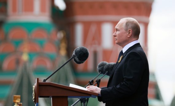 블라디미르 푸틴 러시아 대통령이 9일(현지시간) 러시아 모스크바 붉은광장에서 열린 77주년 전승절 행사에서 연설하고 있다.AP뉴시스