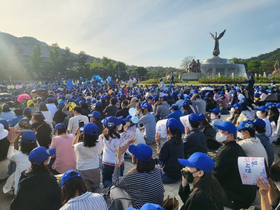 靑 걸어나온 文, 마지막 퇴근길…강경화·홍영표 등도 환송(종합) - 파이낸셜뉴스