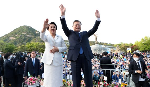 문재인 전 대통령과 김정숙 여사가 9일 오후 청와대 앞 분수대에서 퇴근길 마중 나온 시민들에게 인사하고 있다. 사진=뉴시스