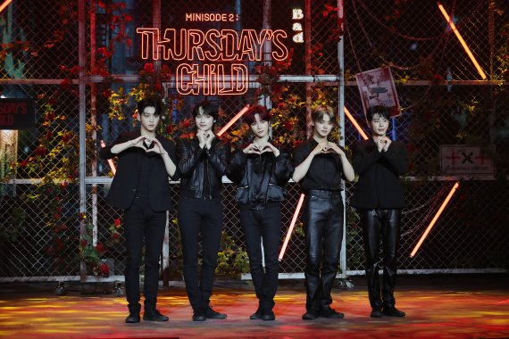 [서울=뉴시스] 박진희 기자 = 투모로우바이투게더(TOMORROW X TOGETHER) 멤버 수빈(왼쪽부터), 휴닝카이, 범규, 연준, 태현이 9일 서울 광진구 예스24 라이브홀에서 미니 4집 ‘minisode 2: Thursday’s Child’ 발매 기념 미디어 쇼케이스에 앞서 사진촬영을 하고 있다. 2022.05.09. pak7130@newsis.com