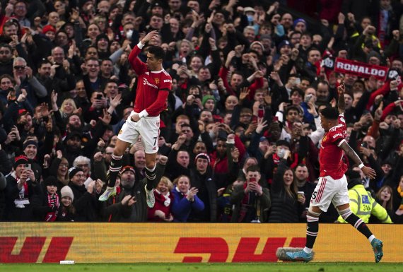 [맨체스터=AP/뉴시스] 맨체스터 유나이티드의 크리스티아누 호날두가 12일(현지시간) 영국 맨체스터의 올드 트래퍼드에서 열린 2021-22시즌 잉글랜드 프리미어리그(EPL) 29라운드 토트넘 홋스퍼와의 경기 전반 12분 선제골을 넣고 환호하고 있다. 호날두는 해트트릭을 기록하며 팀의 3-2 승리를 이끌었다. 2022.03.13.