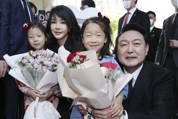 깐부 할아버지, 13남매 엄마, 키다리 아저씨..국민대표 20명도 취임식무대 오른다