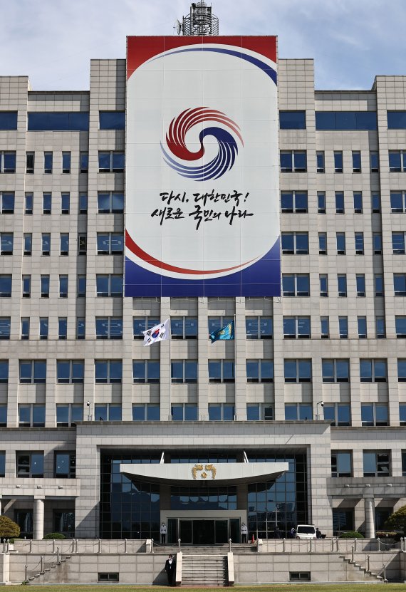 윤석열 제20대 대통령의 공식 임기가 시작된 10일 서울 용산 대통령실에 태극기와 함께 봉황기가 게양돼 있다. (대통령실사진기자단) 2022.5.10/뉴스1 /사진=뉴스1화상