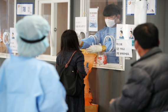10일 오전 서울역 광장에 마련된 신종 코로나바이러스 감염증(코로나19) 선별검사소를 찾은 시민이 검사를 받고 있다. 뉴스1 제공