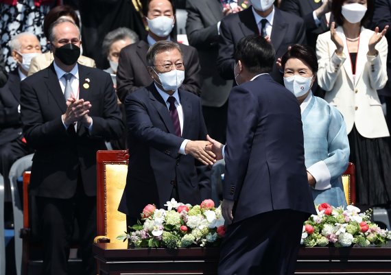 윤석열 대통령이 5월 10일 국회에서 열린 제20대 대통령 취임식에 입장하며 퇴임하는 문재인 전 대통령과 인사하고 있다. 사진=박범준 기자