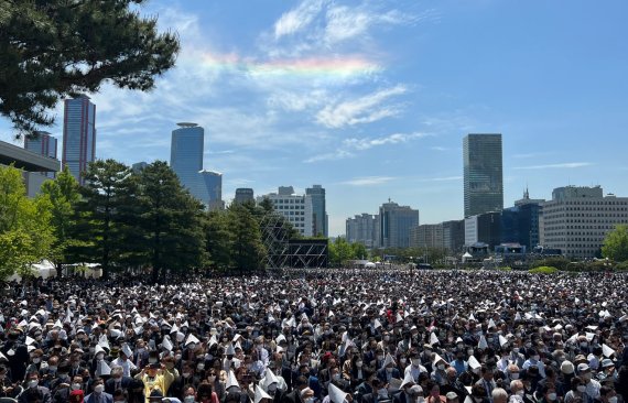 10일 서울 여의도 국회의사당 앞 잔디마당에서 열린 제20대 대통령 취임식에 무지개빛 채운이 나타났다. (공동취재사진) 2022.05.10. 사진=뉴시스화상