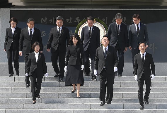 '첫 공식석상' 김건희 여사, 드레스 코드는 블랙 앤 화이트 [뉴시스Pic] - 파이낸셜뉴스