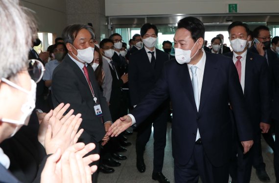 윤석열 대통령이 10일 오후 서울 용산구 새 대통령 집무실이 마련된 청사로 들어서며 직원들과 인사하고 있다. 2022.05.10. yesphoto@newsis.com /사진=뉴시스