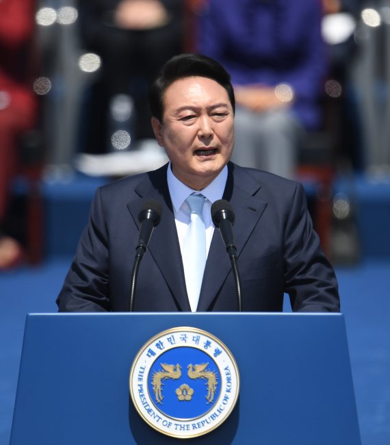 윤석열 대통령이 10일 서울 여의도 국회의사당 앞 잔디마당에서 열린 제20대 대통령 취임식에서 취임사를 하고 있다. 2022.5.10/사진=뉴스1화상
