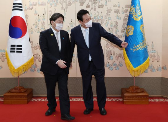 윤석열 대통령이 10일 서울 용산 대통령실에서 일본 축하 사절인 하야시 요시마사 외무상을 접견하고 있다. 뉴스1