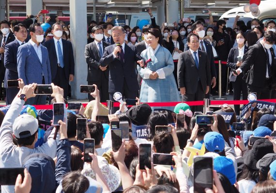 문재인 전 대통령이 10일 양산 사저로 향하는 도중 KTX울산역에서 내린 뒤 환영 나온 지지자들에게 인사를 전하고 있다. /사진=최수상 기자