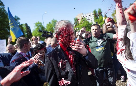 Parece que o embaixador russo está encharcado de sangue ... o batismo de tinta vermelha na Polônia (vídeo)